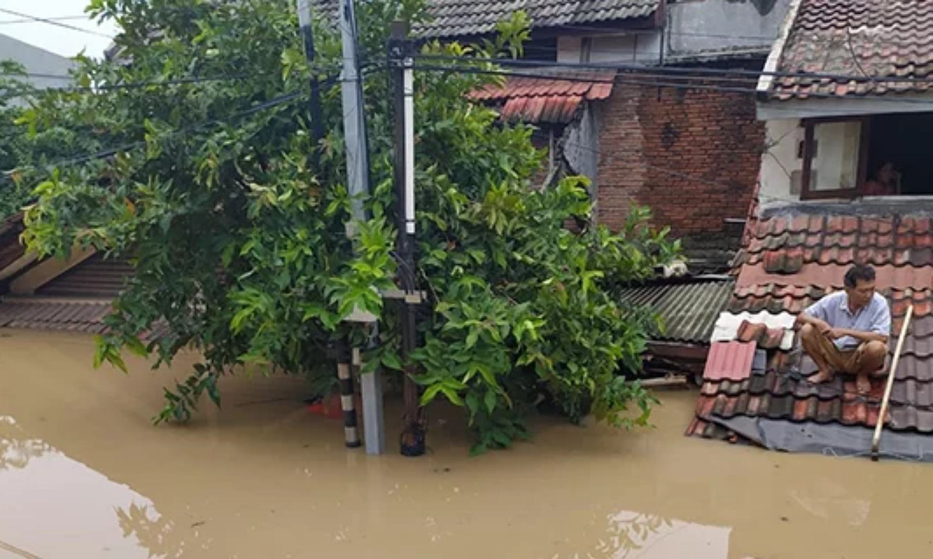 Banjir Capai Enam Meter, Warga Jatiasih Masih Menunggu Dievakuasi