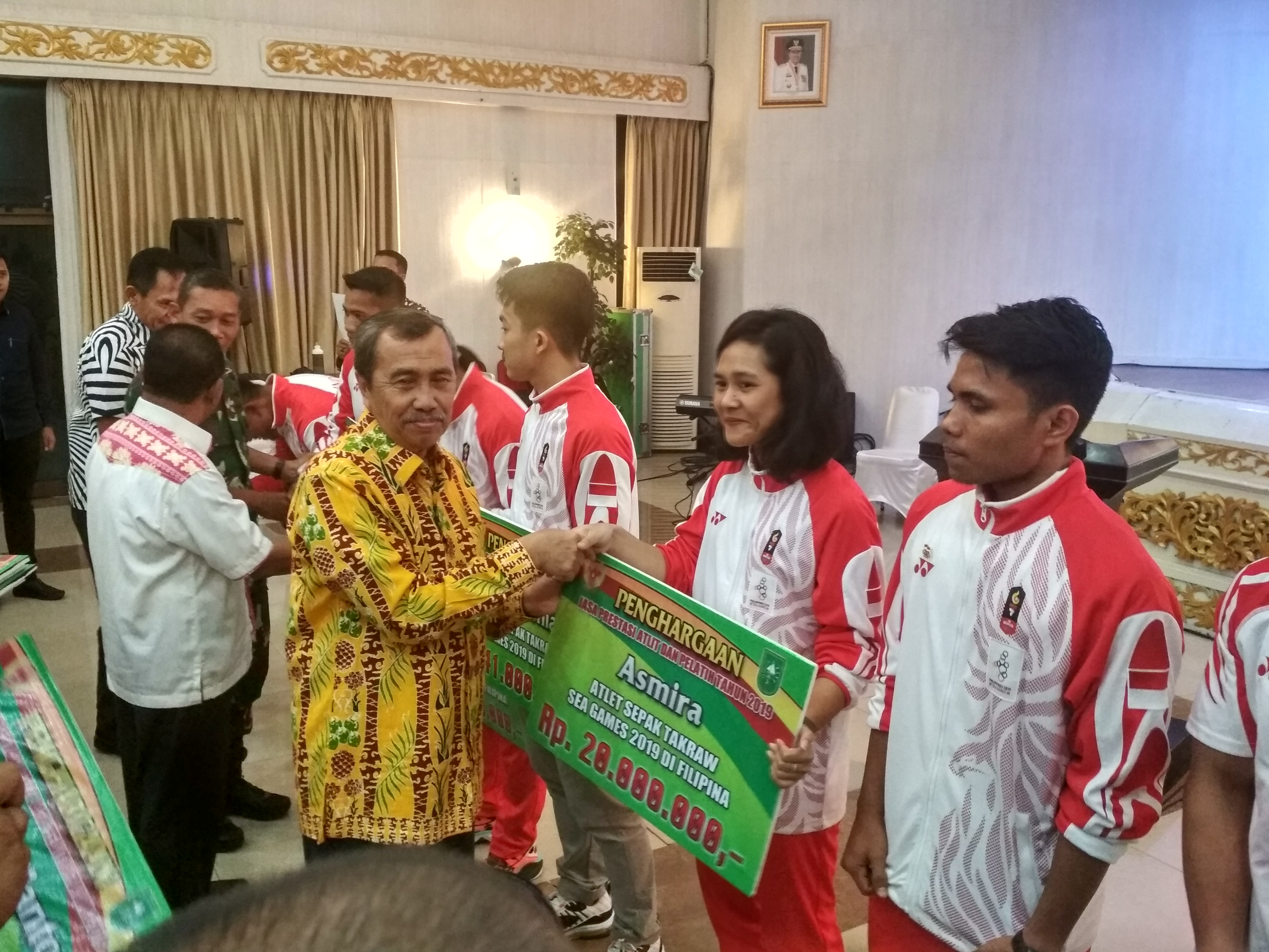 411 Atlet dan Pelatih Riau Terima Jasa Prestasi Tahun 2019