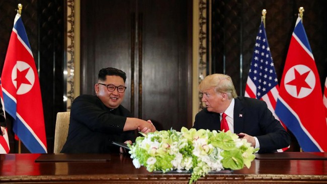 Cerita Seru Pertemuan Bersejarah Trump dan Kim Jong-Un