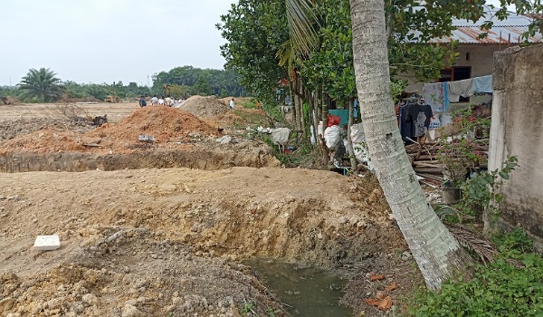 Tinjau Penimbunan Parit Rumah Warga di Rumbai Bukit, Satpol PP Pekanbaru Panggil Developer