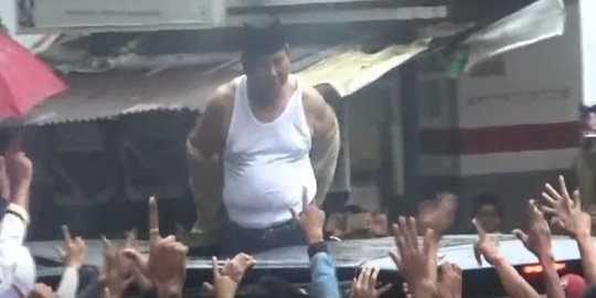Kampanye di Subang, Prabowo Bikin Heboh Lepas Baju & Lempar ke Pendukung