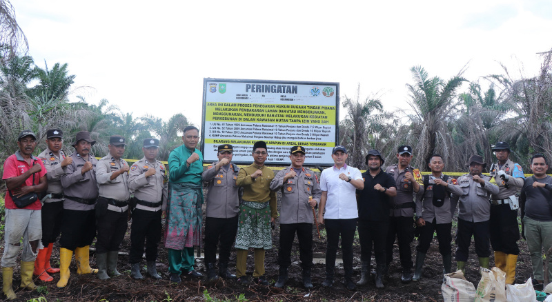 Tegas, Kapolres Rohil Bersama Wakil Bupati Pasang Plang Larangan Aktivitas di Lahan Karhutla