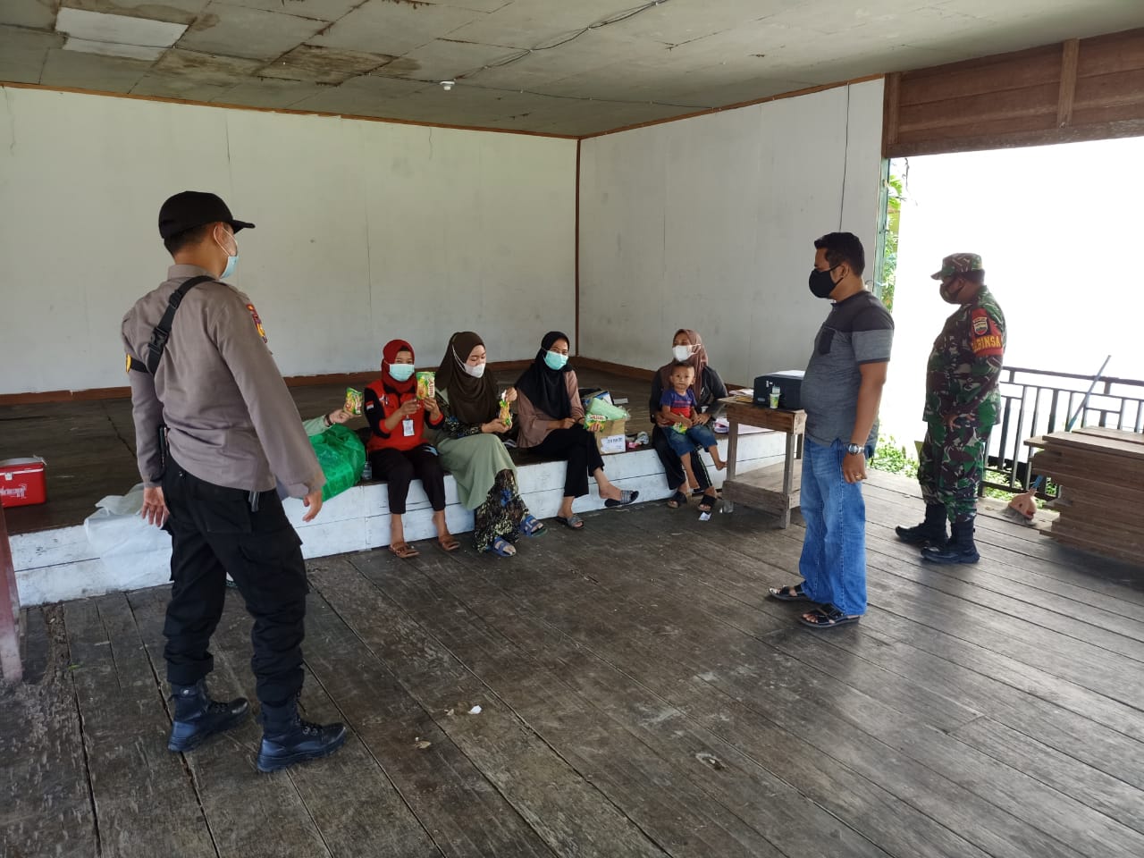 Polisi dan TNI Awasi Vaksinasi di Balai Desa Teluk Meranti