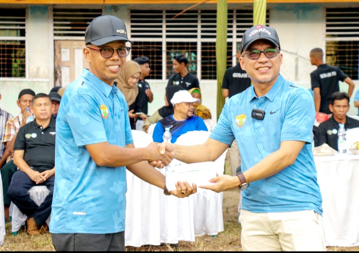 Umri Gelar Turnamen Sepak Bola Gala Desa di Gobah, Kampar