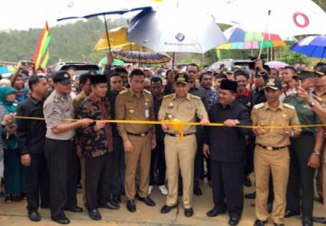 Buka Akses, Gubri Resmikan Jembatan Mentawai di Rohul
