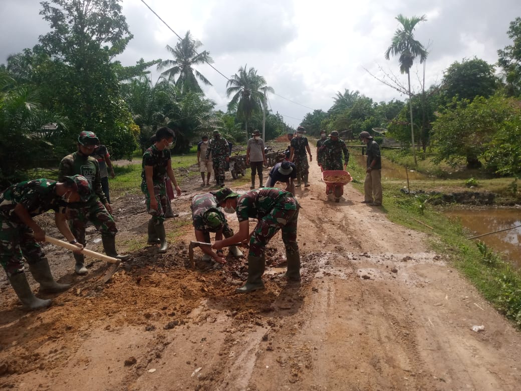 Gesa Pembangunan Aukas, TNI dan Warga Goro Penutupan Lobang