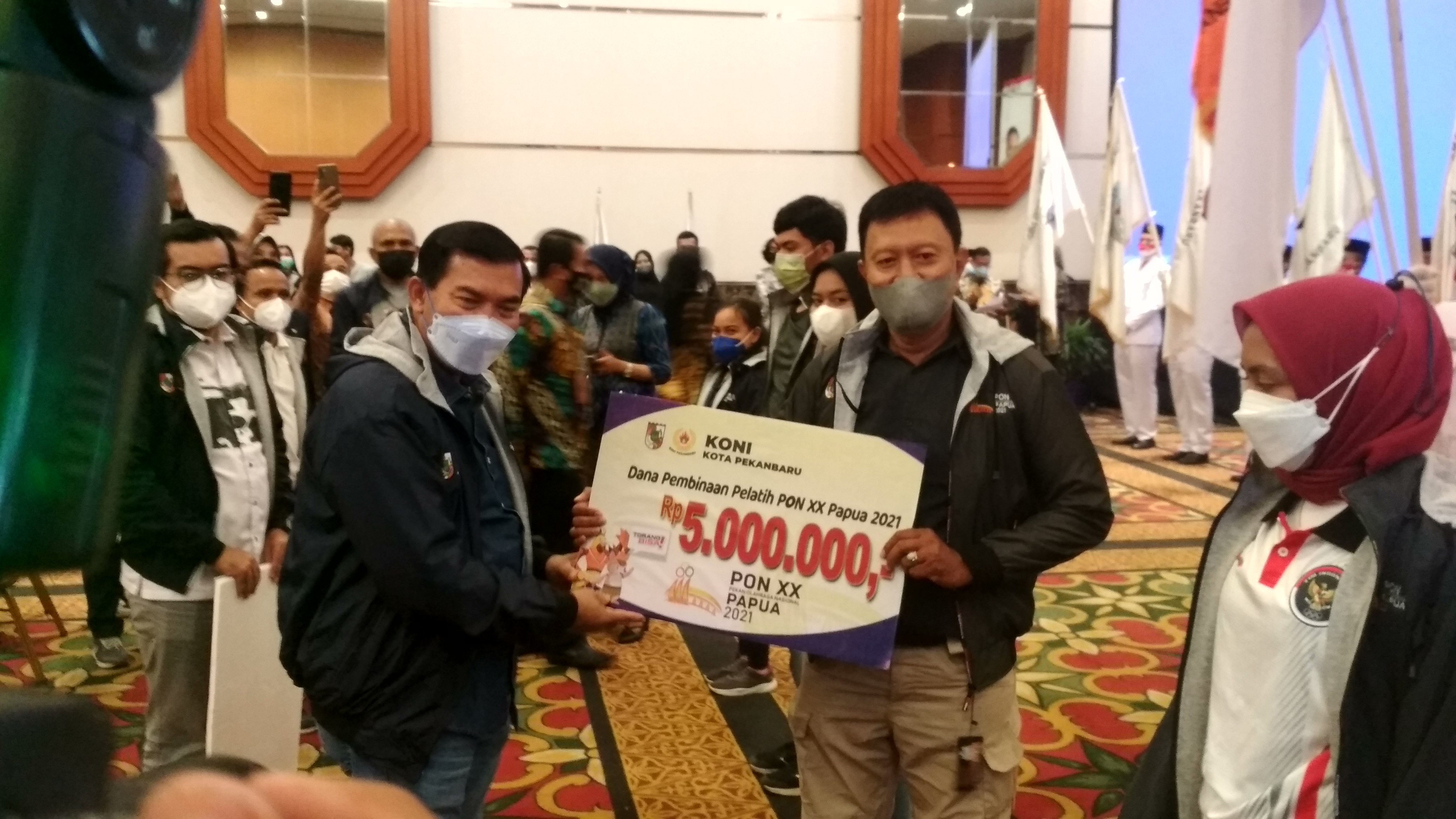 Jelang Berangkat PON, KONI Pekanbaru Beri Uang Saku Tambahan Kepada Atlet