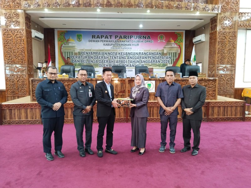 DPRD Rohil Gelar Rapat Paripurna Penyampaian Nota Keuangan Ranperda APBD tahun 2025 Oleh Bupati Rohil