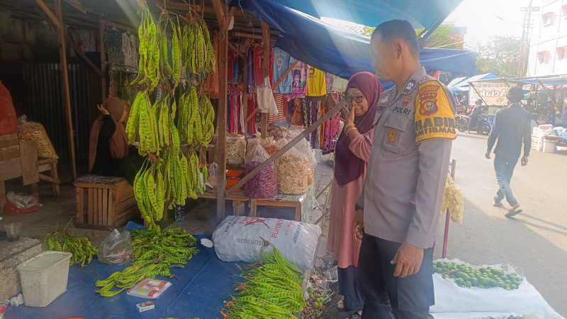 Bhabinkamtibmas Sukaramai Temui Pedagang, Sampaikan Pesan Kamtibmas dan Ketahanan Pangan
