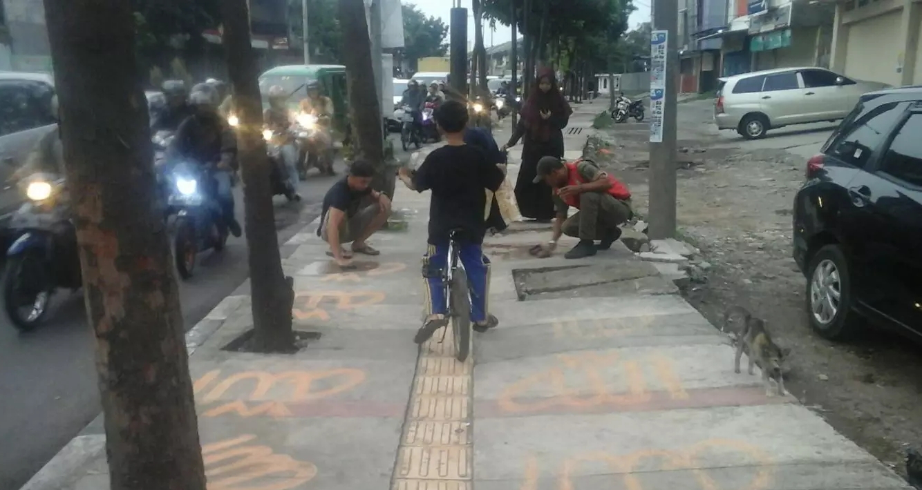 Heboh Coretan Lafaz Allah di Trotoar Jalan Kota Bandung