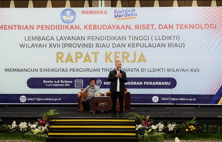 Rektor UIR Jadi Pemateri dalam Raker Membangun Sinergitas PTS LLDIKTI XVII