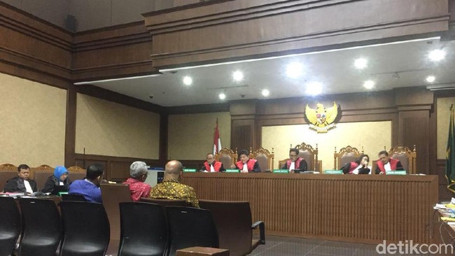 Hakim Cecar Nazaruddin soal Aliran Duit e-KTP ke Semua Ketua Fraksi