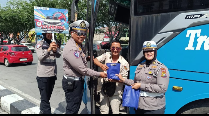 Polantas Menyapa dan Green Policing, Ditlantas Polda Riau Sapa Penumpang Busway di Sukaramai Trade Center