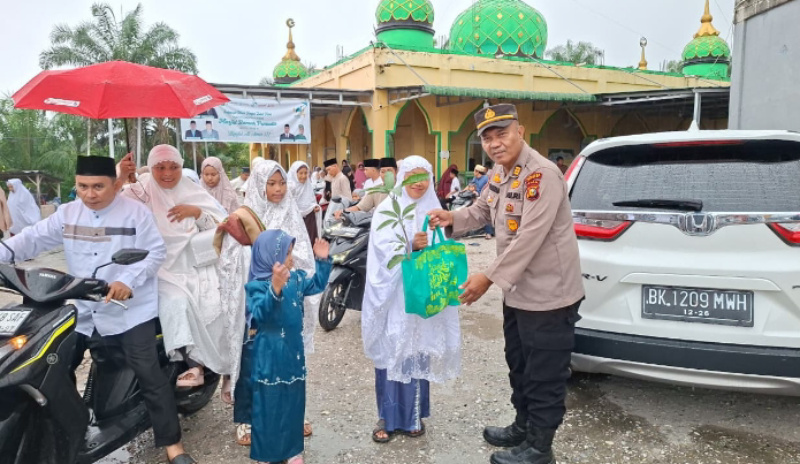 Usai Salat Idul Fitri, Polsek Kandis Bagikan Ratusan Pohon kepada Masyarakat