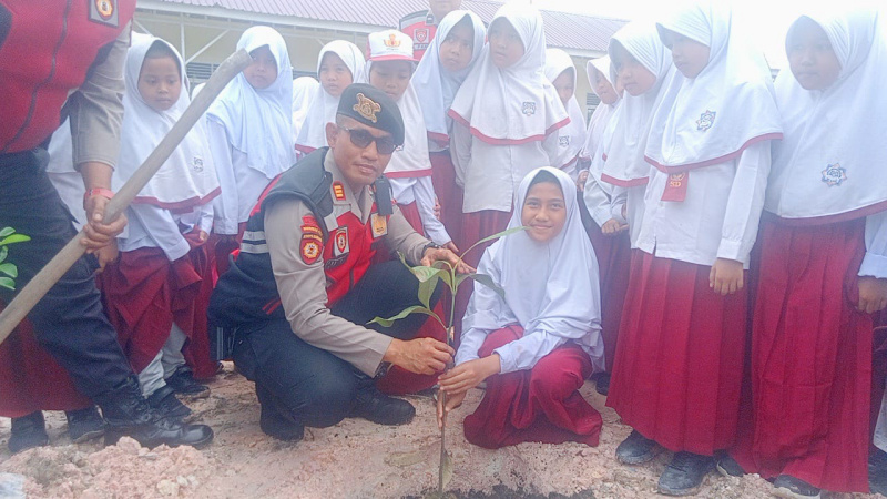 Green Policing, Polres Siak Tanam Pohon di SDIT Muthamainnah, Tanamkan Kepedulian dan Cinta Lingkungan Sejak Dini