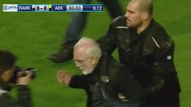 Aksi Koboi Bos Tim Yunani, Ancam Wasit dan Tenteng Senjata