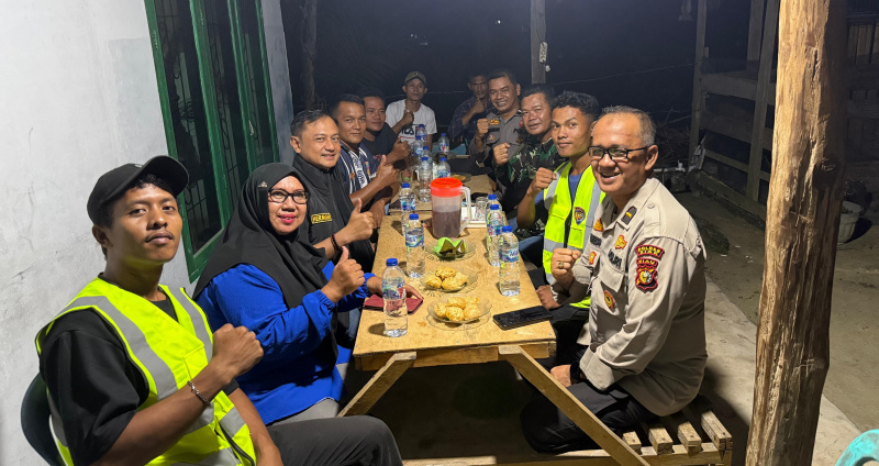 Pantauan Langsung Pos Satkamling di Kandis Kota, Kompol Herman Pelani Nongkrong Bareng Petugas Ronda