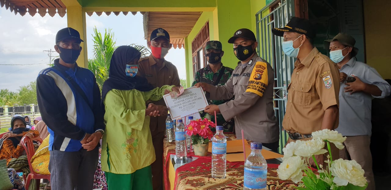 Personel Polsek Kuala Kampar Lakukan Pengawasan Penyaluran BLT Dana Desa Tanjung Sum