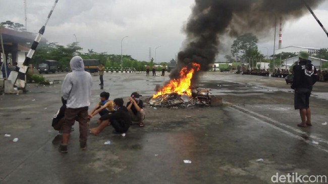 Marah Akibat Polusi, Warga Bakar Properti dan Lempari Bangunan PT RUM