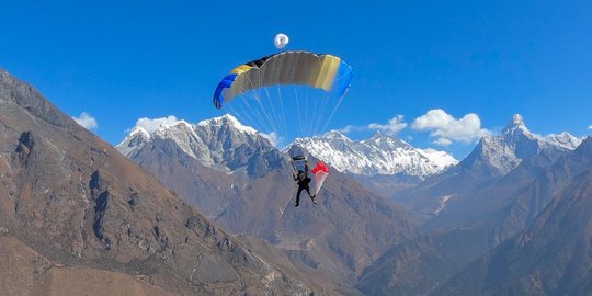 Naila Novaranti Rayakan Ulang Tahun Dengan Terjun Payung di Gunung Everest