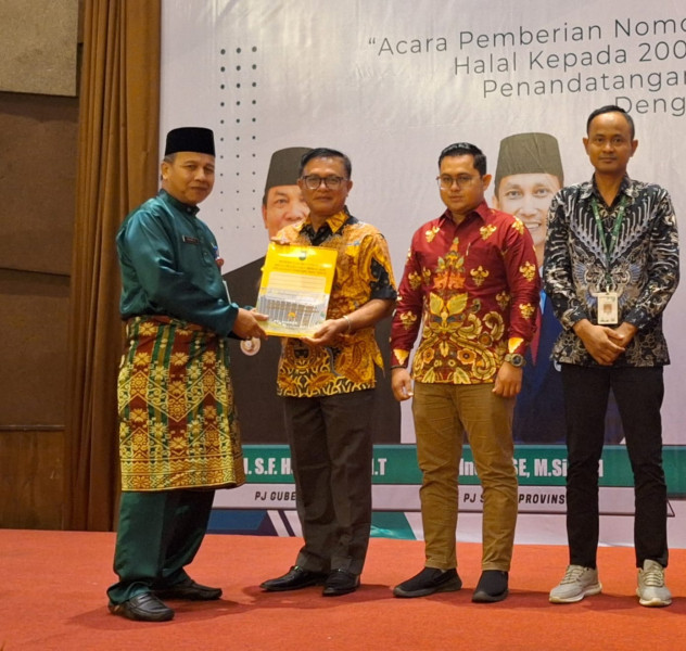 Pemprov Riau Berikan Piagam Penghargaan Kemitraan UMKM Kepada Apical Dumai