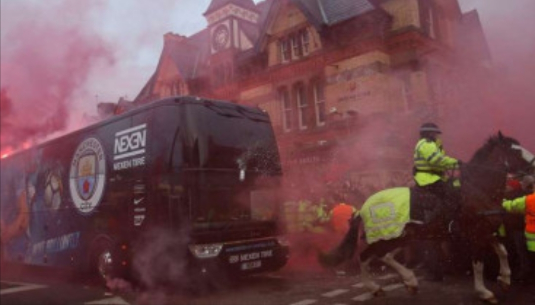 Guardiola Heran Bus ManCity Diserang Suporter Liverpool