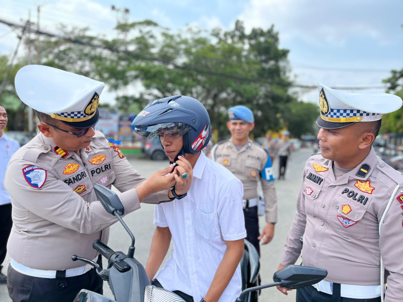 Operasi Keselamatan Lancang Kuning 2025, Satlantas Polresta Inhil Bagikan Helm Gratis