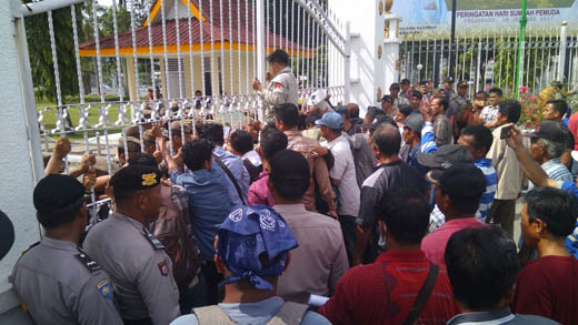 Demo Gambut,Mahasiswa dan Warga Rupat Dorong Paksa Pagar Kantor Gubernur