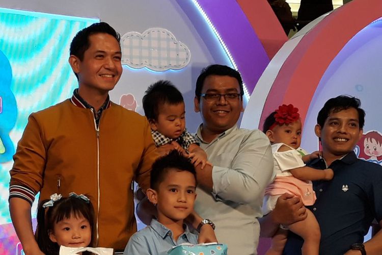 Dude Herlino Kampanye Gerakan Ayah Ganti Popok Bayi