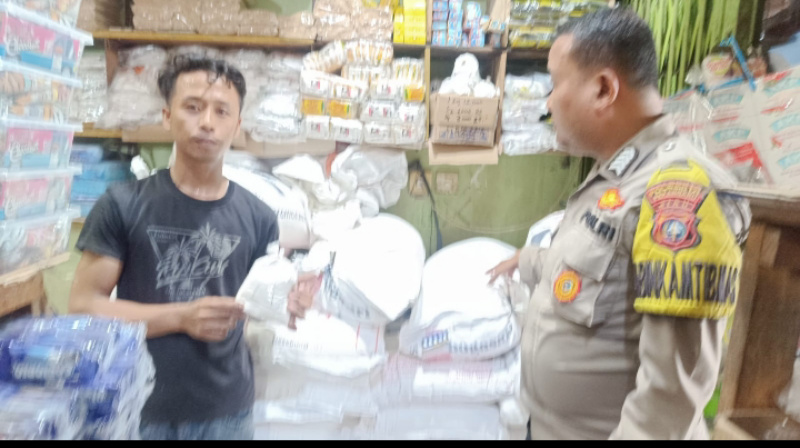 Bhabinkamtibmas Kota Baru Cek Stok Sembako, Pastikan Ketersediaan Pangan Masyarakat Terjaga