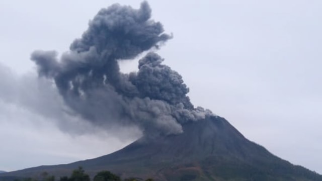 Gunung Sinabung Kembali Erupsi Pada Jumat Malam, Tinggi Kolom Abu 1.000 Meter