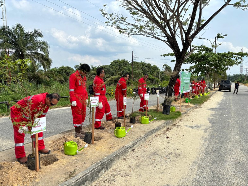 Lestarikan Lingkungan, EMP Energi Gandewa Bersama Pemkep Rantau Bais Tanam Pohon