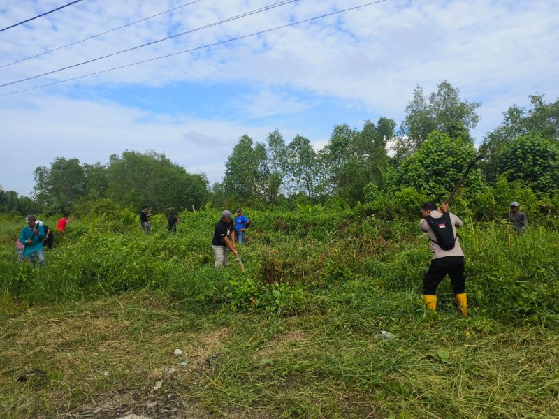 Ciptakan Lingkungan Yang Bersih, Bhabinkamtibmas Polsek Bangko Inisiasi Kegiatan Goro Bersama