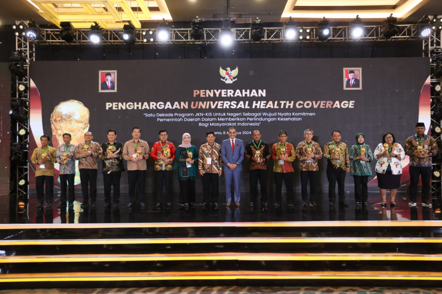 Riau dan Kabupaten/Kotanya Terima Penghargaan UHC 2024 dari Wapres