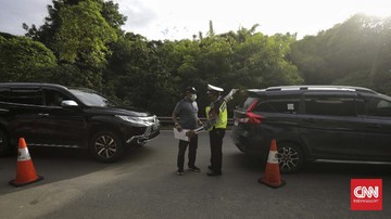 Seratus Mobil Terobos Paksa Pos PSBB Perbatasan Sumbar-Riau