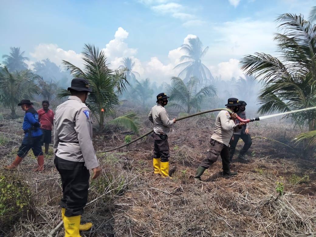 Polsek Kuala Kampar Terus Lakukan Pendinginan Titik Api di Desa Teluk Beringin