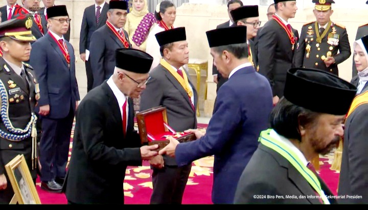 K.H Ali Manshur Shiddiq dan Harry Roesli Terima Tanda Kehormatan dari Presiden