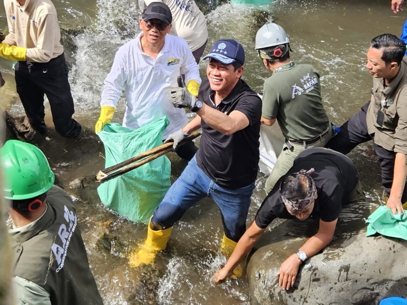 PLN dan KLH Gelar Aksi Bersih DAS Ciliwung, Angkut 176 Kg Sampah dan Tanam 2.500 Pohon