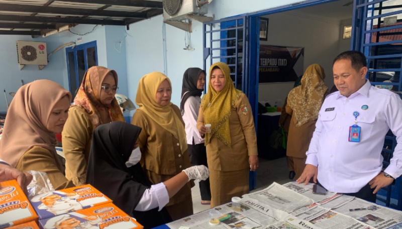 Bersama Melawan Narkoba, Puluhan Guru Sekolah dan Masyarakat Tes Urine Bersama BNN Pekanbaru