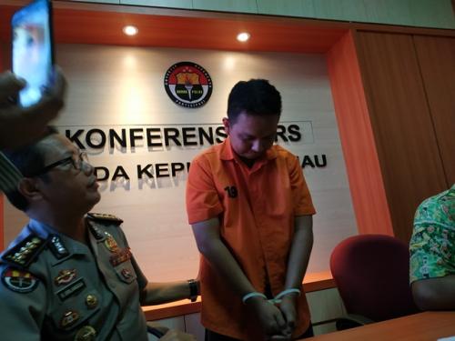 Kendalikan PSK dari Karawang, Mucikari Prostitusi Online Ditangkap