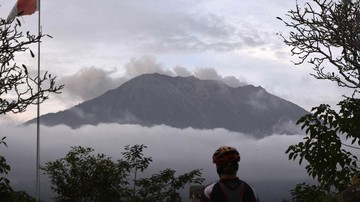 Gunung Agung Semburkan Kolam Abu Tebal Setinggi 2.000 Meter