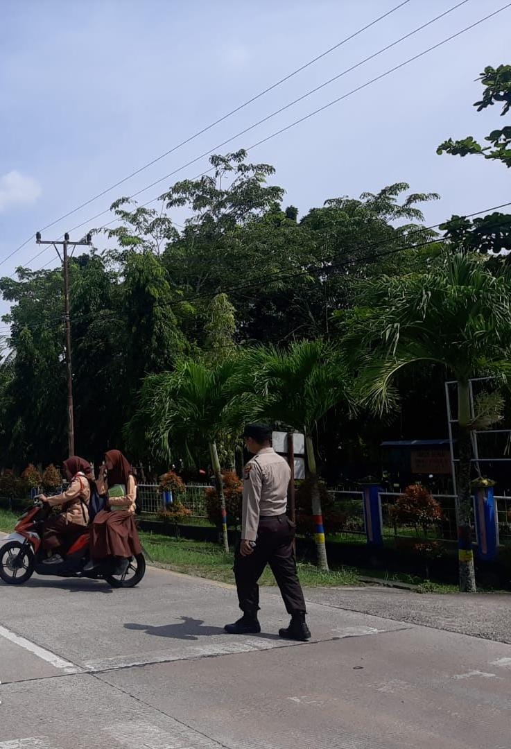 Polsek Bengkalis Lakukan Pengamanan Arus Lalin di SMP Negeri 11 Desa Sungai Alam