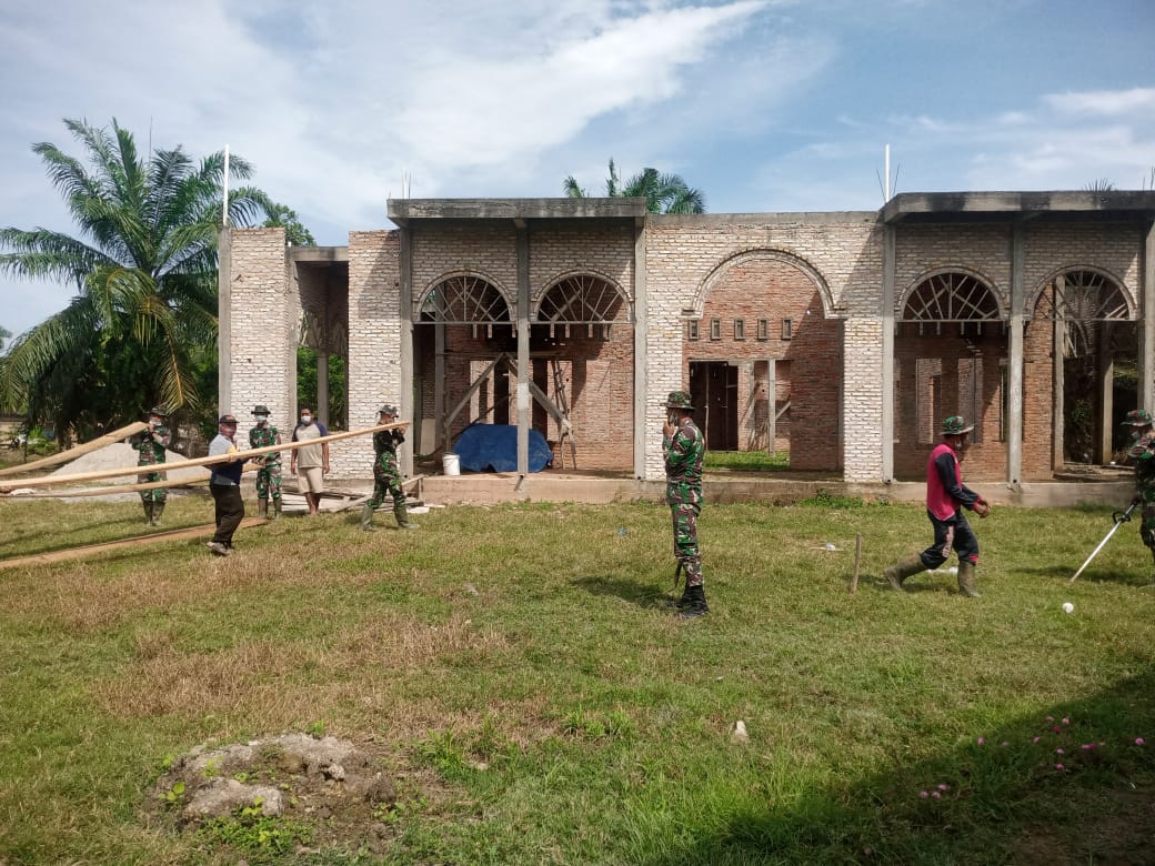 Satgas TMMD Manunggal Bersama Warga Bangun Masjid di Pekaitan