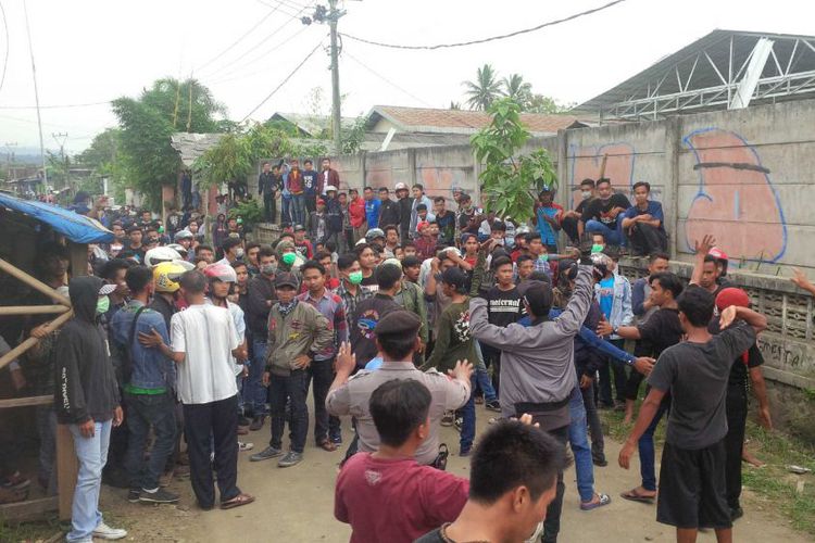 Buruh Pabrik di Sukabumi Bentrok dengan Polisi, 11 Orang Terluka