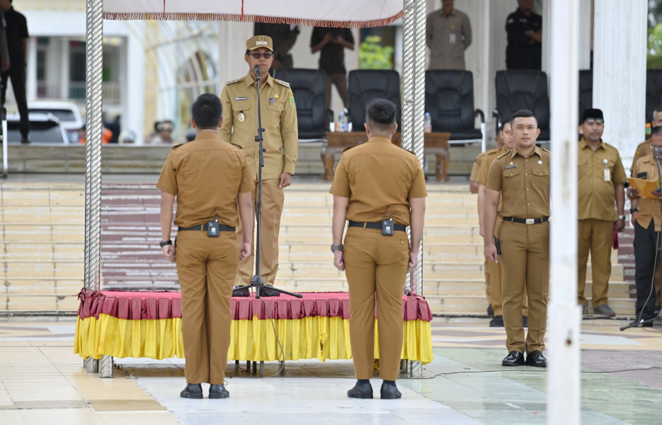 Hari Pertama Kerja, Wabup Rohil Jhony Charles Pimpin Apel Bersama ASN