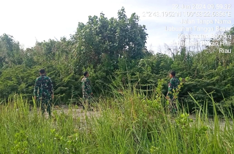 Cegah Karhutla, Babinsa Koramil 01/Bangko, Patroli dan Sosialisasi Bahaya Karhutla di Kep. Labuhan Tangga Besar