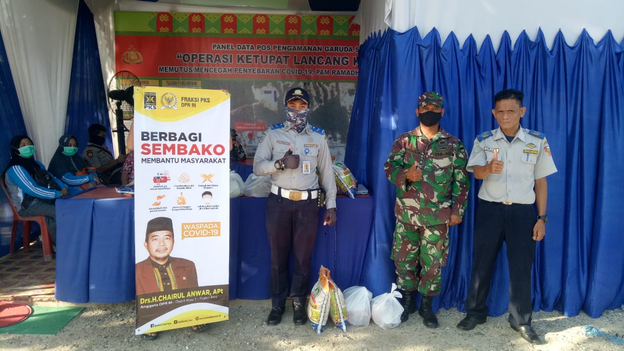 Tetap Betugas di Ramadhan dan Idul Fitri, Chairul Anwar Berbagi dengan Petugas Pos Pengamanan PSBB