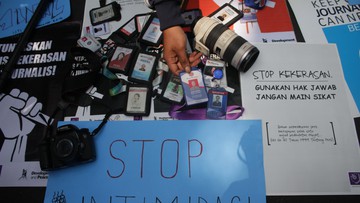 Polisi Pukul Wartawan Saat Liput Demo Rumah Deret di Bandung