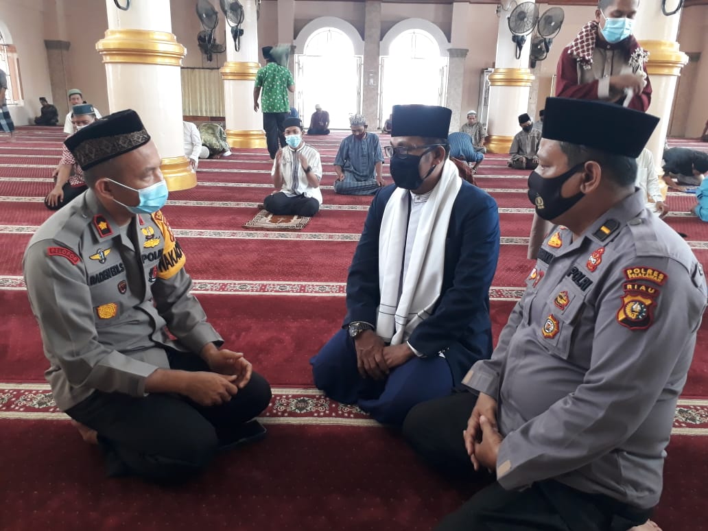 Waka Polres Pelalawan Sosialisasikan Protokol Kesehatan di Masjid