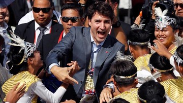 Pesawat Kampanye PM Kanada Ditabrak Bus Pengangkut Jurnalis